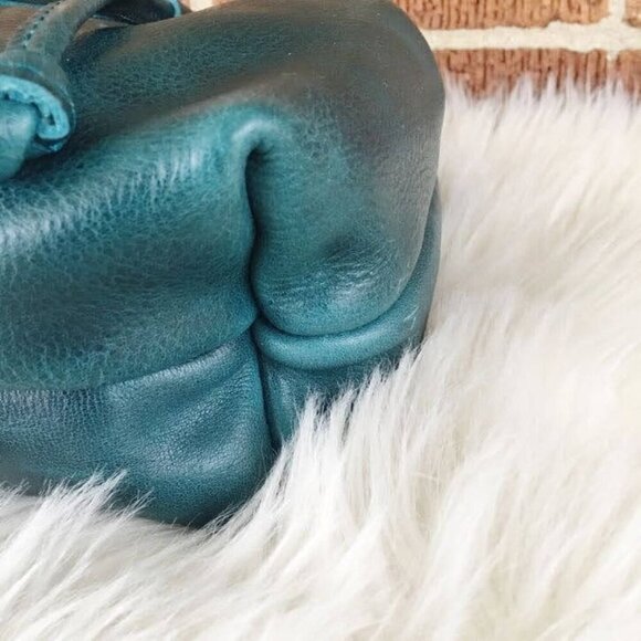 Portland Leather Goods Lagoon Small Bucket Crossbody Bag Blue Green Leather - Picture 7 of 12